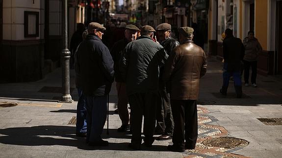 Pensionistas charlando en la calle. 