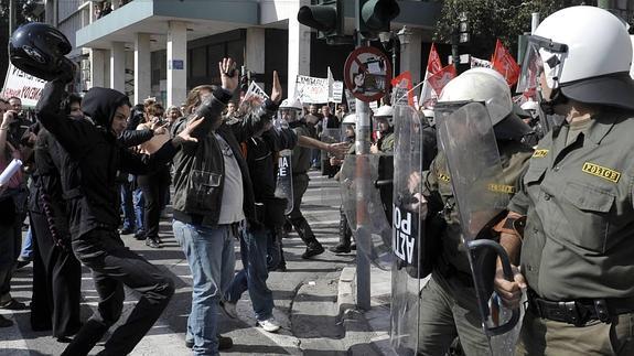Manifestantes antiausteridad se enfrenta a la Policía en Atenas