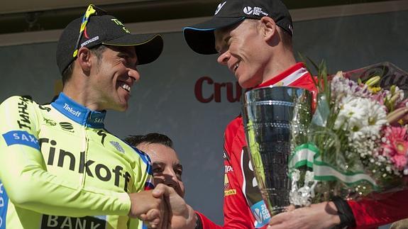 Contador (i) felicita a Froome. 