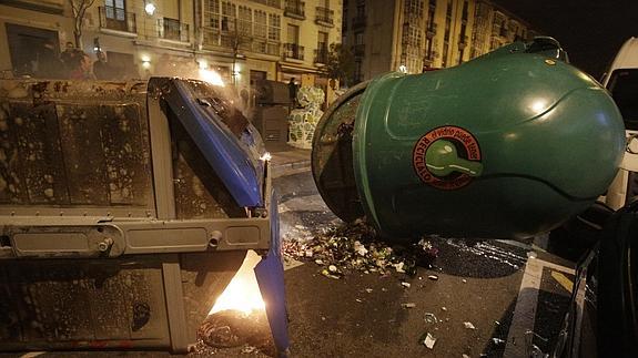 Varios contenedores cruzados en la calle y ardiendo. 