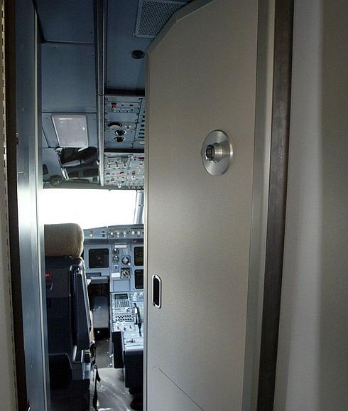 Puerta de la cabina de un Airbus. 