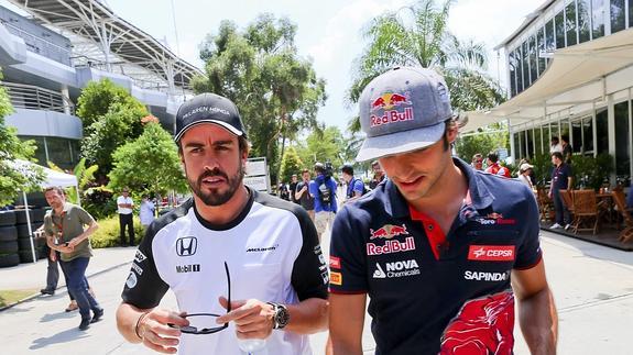 Cambio de papeles entre Carlos Sainz y Fernando Alonso