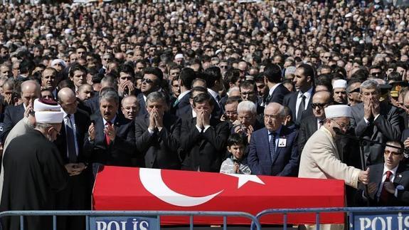 Miles de personas asisten al funeral de fiscal Mehmet Selim Kiraz. 
