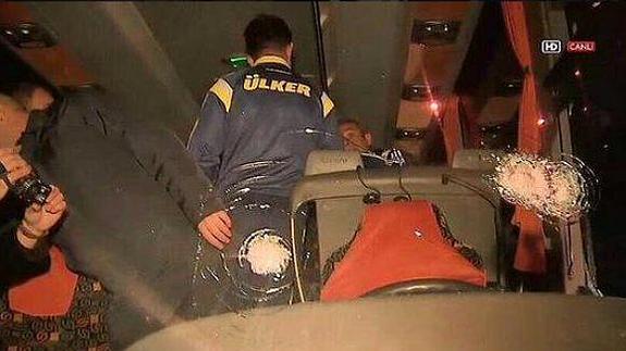 El autocar, tras el tiroteo. 