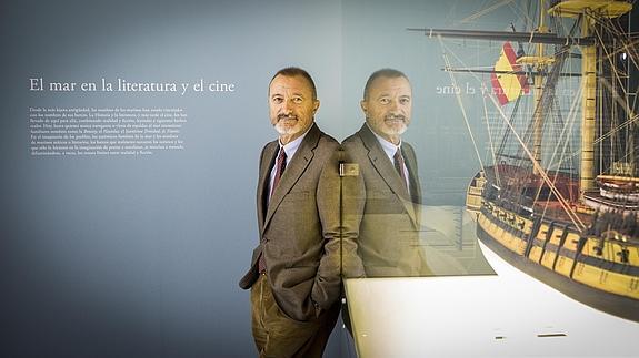 Pérez-Reverte, en la exposición.