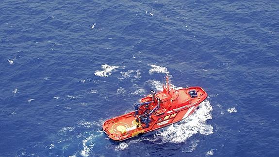 Una de las embarcaciones encargadas de recoger el fuel.