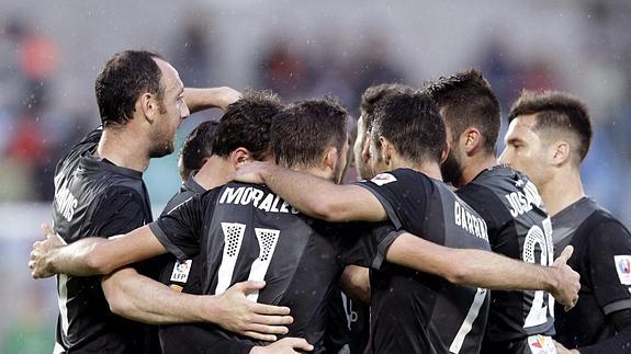 Los jugadores del Levante celebran el gol de la victoria. 