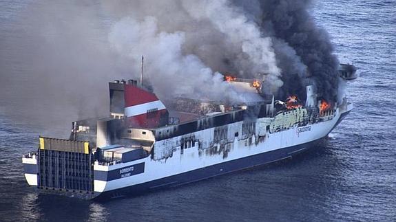 El ferry incendiado. 
