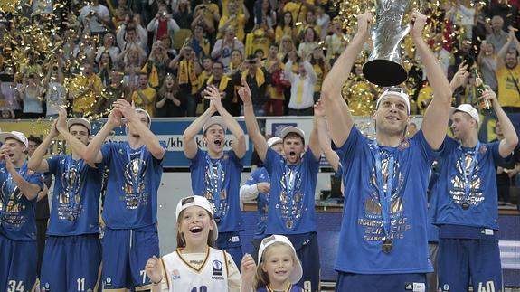 Los jugadores del Khimki celebran su título. 