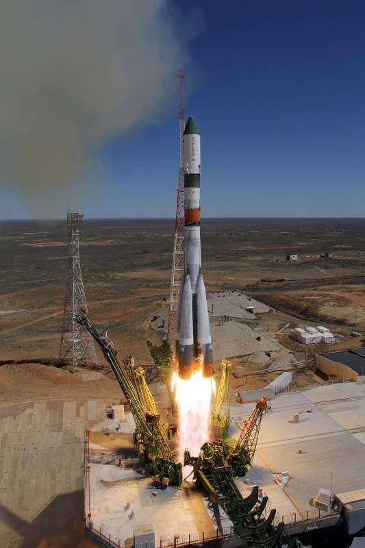 El cohete Soyuz lanza la nave de carga Progress M-27M desde el cosmódromo de Baikonur