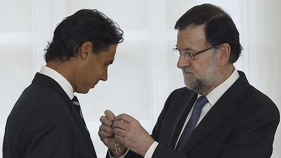 Nadal (i), condecorado por el presidente del Gobierno, Mariano Rajoy. 