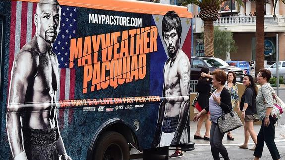 La imagen de los dos boxeadores, en un camión en Las Vegas. 