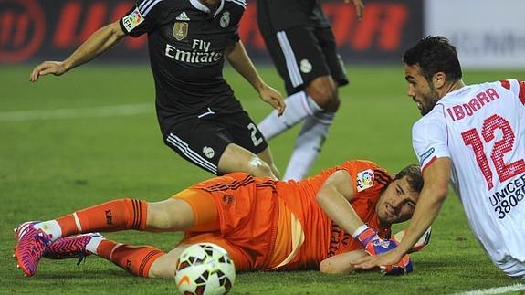 Casillas salva un gol en el Pizjuán. 