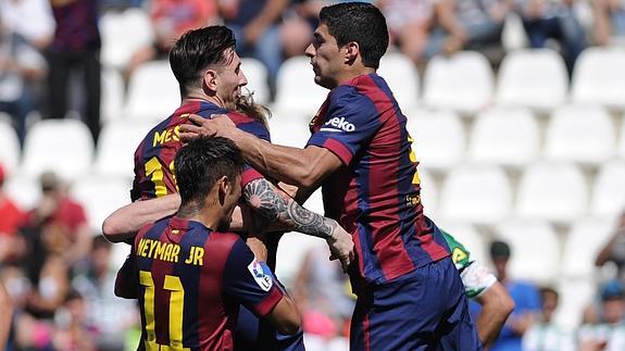 Luis Suárez (d) celebra uno de sus goles con Messi y Neymar. 