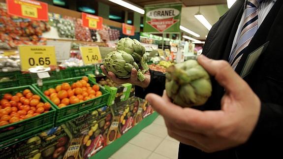 Un hombre realiza la compra en un supermercado. 