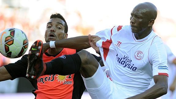 Macedo (i) y Mbia pelean por el balón. 