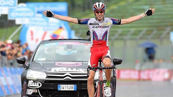 Ilnur Zakarin celebra su victoria en el Giro. 