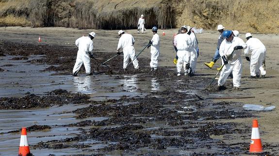 Varias personas limpian las playas de Refugio State Beach, 30 kilómetros al norte de Santa Bárbara.