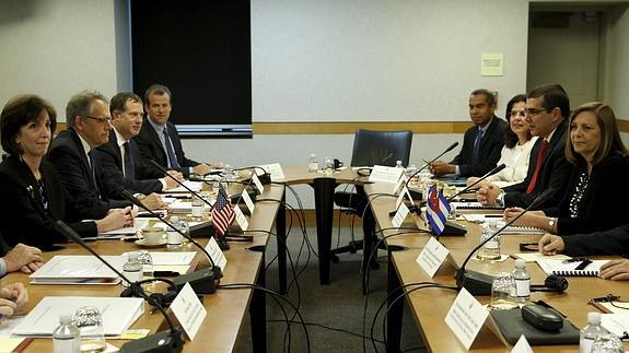Las dos delegaciones, durante una reunión. 