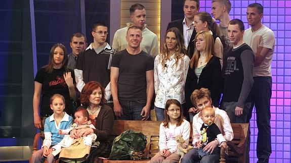 La mujer, rodeada de sus hijos y nietos, en una imagen de 2005. 