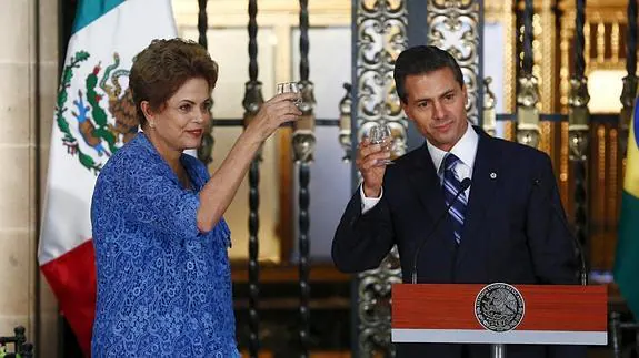 Dilma Rousseff y Enrique Peña Nieto celebran el acuerdo. 