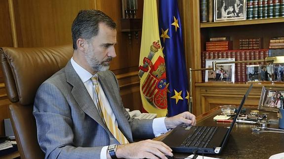 Felipe VI, trabajando en su despacho. 