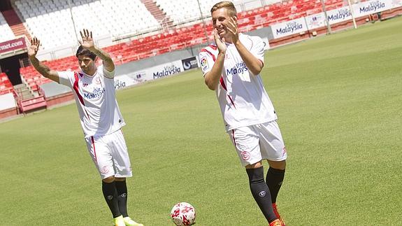Deulofeu (d9, durante su presentación con el Sevilla. 