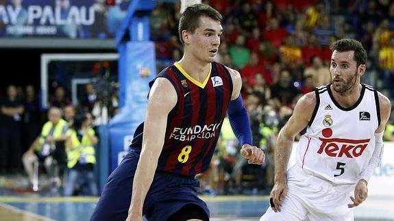 Mario Hezonja (i), en un partido con el Barcelona. 