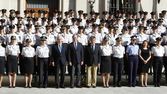 Jorge Fernández Díaz, Pío García Escudero, Ignacio Cosidó y decenas de mujeres policías, frente al Senado.