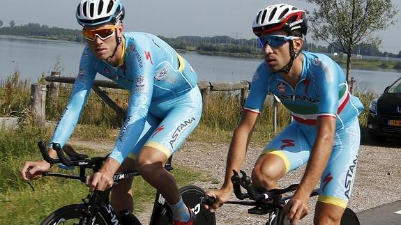 Lars Boom junto a Vincenzo Nibali (D) en un entrenamiento previo al Tour. 