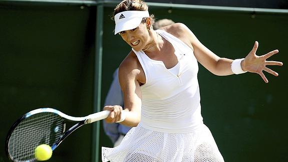 Garbiñe Muguruza devuelve la pelota. 