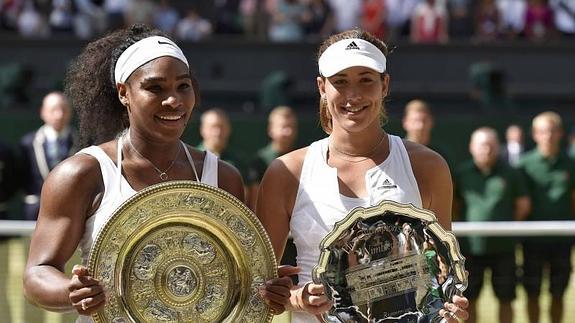Serena Williams y Garbiñe Muguruza con sus trofeos. 