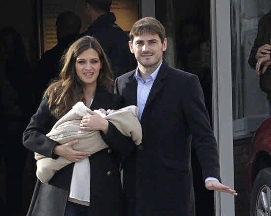 Iker y Sara, junto a su hijo Martín, tras el nacimiento del pequeño en 2014.