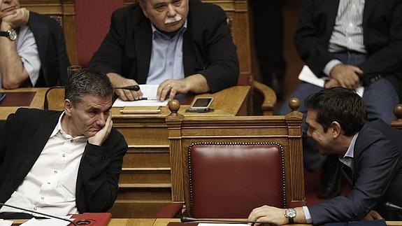 Euclid Tsakalotos (i) y el primer ministro, Alexis Tsipras (d).