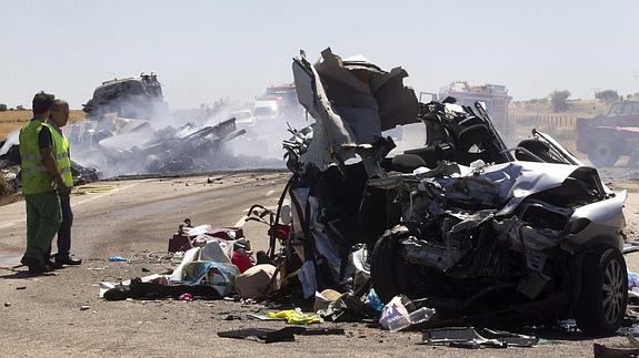 Restos tras el accidente de tráfico en la Nacional 122 a su paso por el municipio zamorano de Cerezal de Aliste.