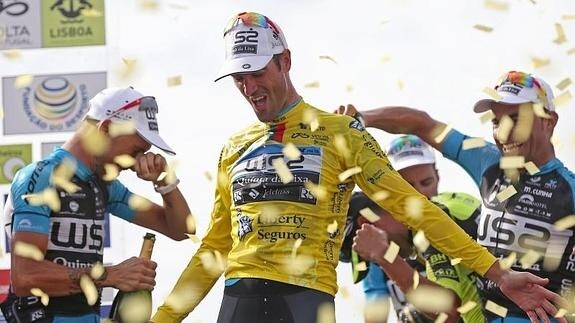 Gustavo Veloso celebra su victoria en la Vuelta a Portugal. 