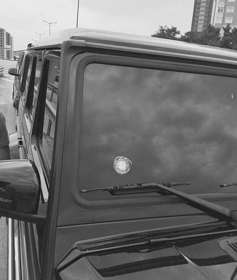 Así quedó el coche de Topal tras el tiroteo. 