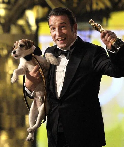 Jean Dujardin recoge el Oscar al mejor actor, con 'Uggie' en brazos. 