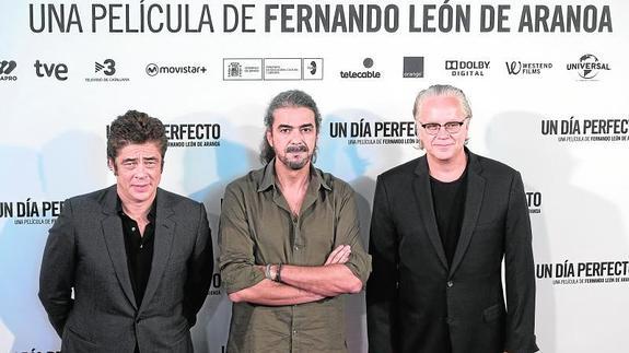 Los actores Benicio del Toro (i) y Tim Robbins (d), junto al cineasta Fernando León (c) en el photocall de la película 'Un día perfecto'.