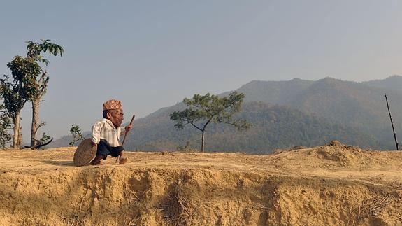 Chandra Bahadur Dangi, cerca de su casa de Reemkholi, en Nepal.