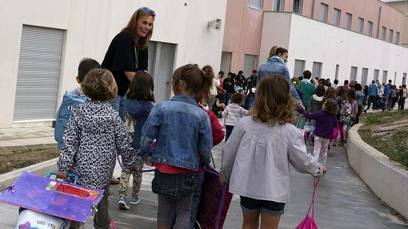 Un grupo de niños a su llegada al colegio. 