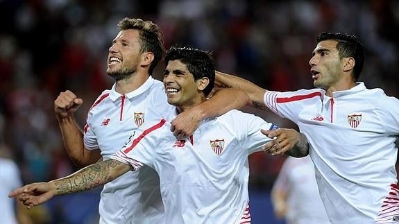Los jugadores del Sevilla celebran uno de los goles del partido. 