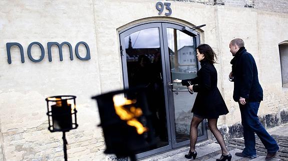 Una pareja accede al restaurante danés Noma.
