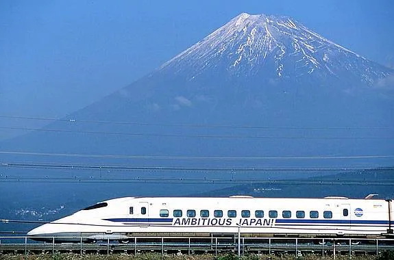 El Shinkansen a su paso por el monte Fuji. 