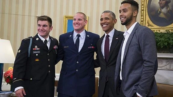 Obama posa con Spencer Stone (centro) y sus compañeros Anthony Sadler (d) y Alek Skarlatos (i).