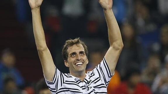 Albert Ramos celebra su victoria ante Federer. 