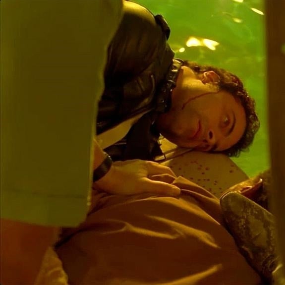 El cuerpo de Max Arciniega, junto a la piscina. 