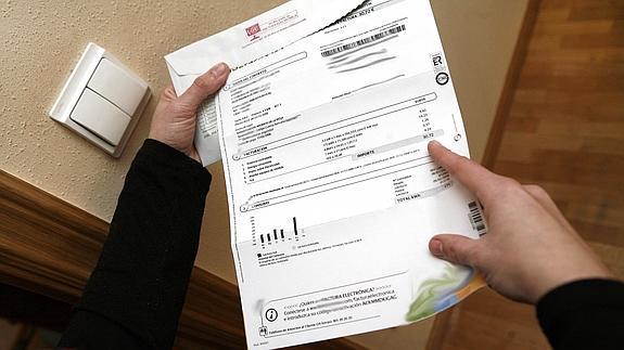 Un usuario consulta su recibo de la luz.