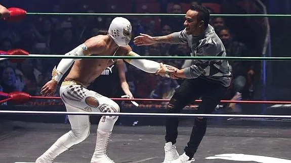 Hamilton (d), durante la pelea de exhibición en México. 