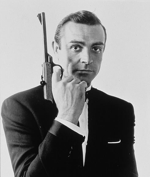 Sean Connery, caracterizado como James Bond. 